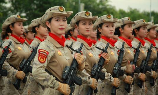 仪仗荣光照校园 榜样力量励青春——贺文婧走进临汾尚善职业高中开展励志宣讲